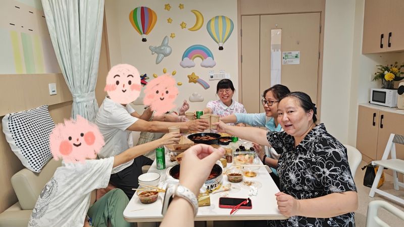 7、病房聚餐-合照